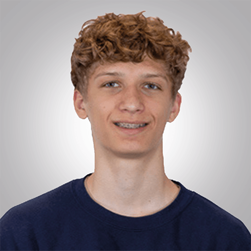 260824_Linus_Beitragsbild Ein junger Mann mit blonden lockigen Haaren, der eine Ausbildung zum Elektroniker für Geräte und Systeme macht.