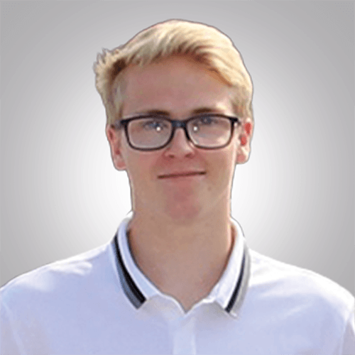 260824_Lukas_Beitragsbild Ein junger Mann mit blonden Haaren, der eine Ausbildung zum Elektroniker für Geräte und Systeme macht.