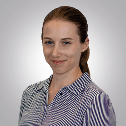 260824_Marissa_Beitragsbild Eine junge Frau mit langem dunklem Haar, die eine Ausbildung zur Kauffrau für Groß- und Außenhandelsmanagement macht.