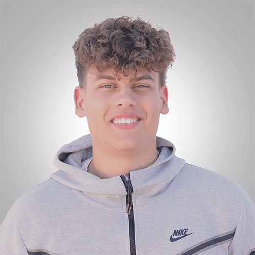 260824_Patrick_Beitragsbild Ein junger Mann mit dunkelblonden lockigen Haaren, der eine Ausbildung zum Kaufmann für Groß- und Außenhandelsmanagement macht.