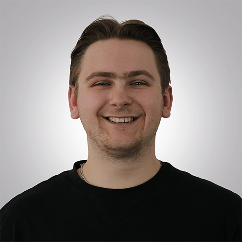 260824_Patryk_Beitragsbild Ein junger Mann mit dunkelblonden Haaren, der eine Ausbildung zum Fachinformatiker für Anwendungsentwicklung macht.
