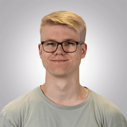 260824_Raphael_Beitragsbild Ein junger Mann mit blonden Haaren, der eine Ausbildung zum Industriekaufmann macht.