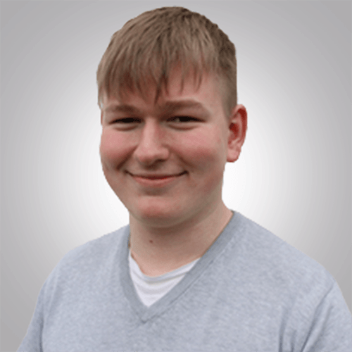 260824_Tim_Beitragsbild Ein junger Mann mit blonden Haaren, der eine Ausbildung zum Fachinformatiker für Systemintegration macht.