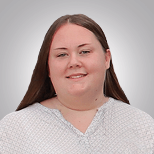 260824_Veronique_Beitragsbild Eine junge Frau mit langen dunklem Haar, die eine Ausbildung zur Kauffrau für Büromanagement macht.